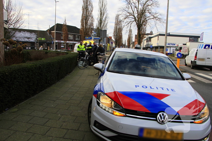 Twee fietsers botsen op elkaar op rotonde