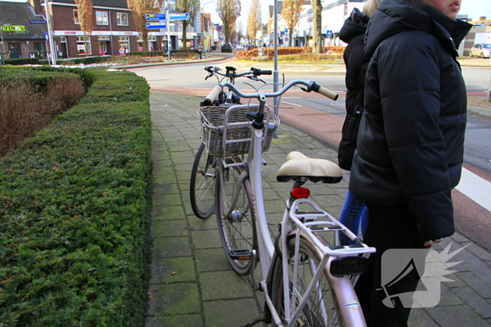 Twee fietsers botsen op elkaar op rotonde