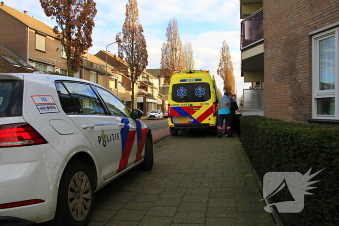 Twee fietsers botsen op elkaar op rotonde