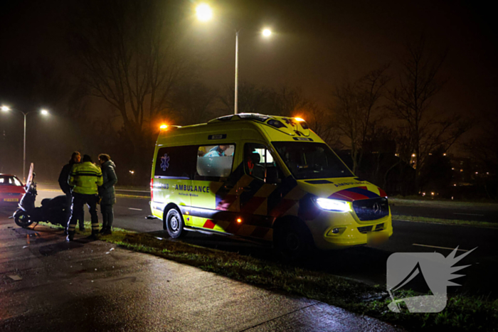 Scooterrijder komt ten val bij aanrijding