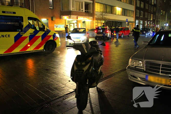 Automobilist ziet scooterrijder over het hoofd