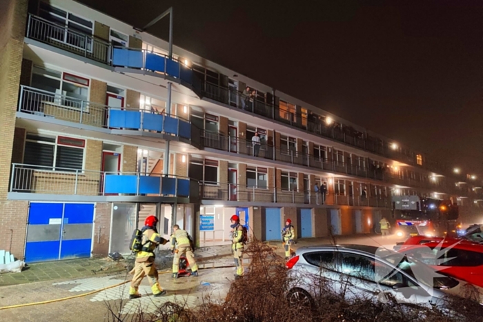 Flat vol rook na gebarsten ruiten door brand