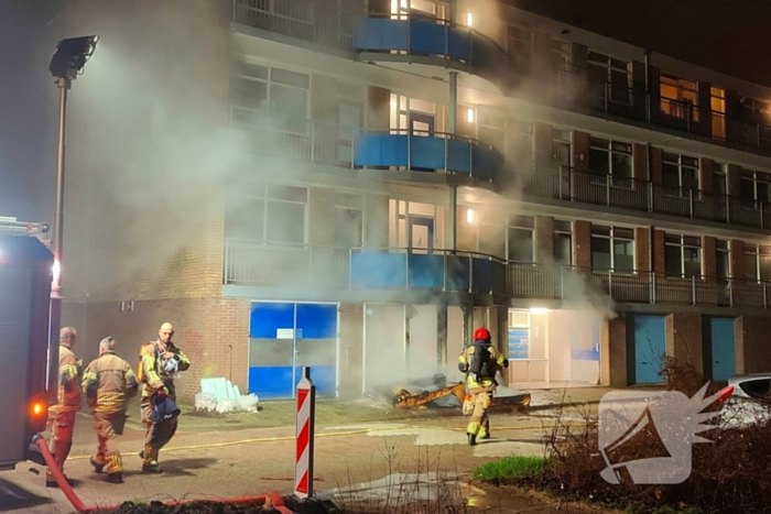 Flat vol rook na gebarsten ruiten door brand