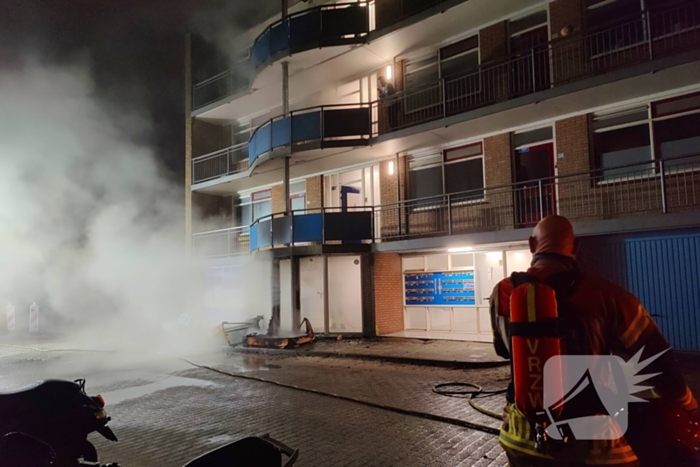 Flat vol rook na gebarsten ruiten door brand