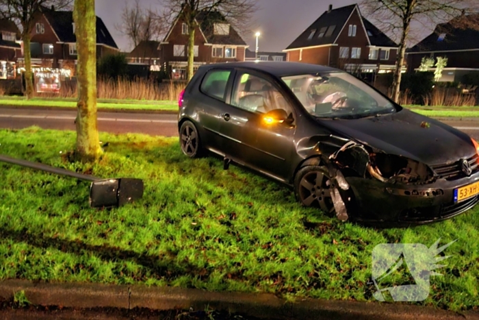 Auto vliegt uit de bocht en rijdt lichtmast uit de grond