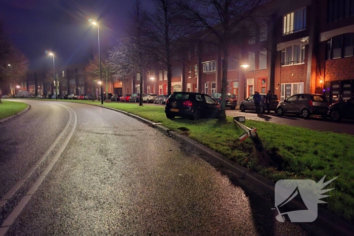 Auto vliegt uit de bocht en rijdt lichtmast uit de grond