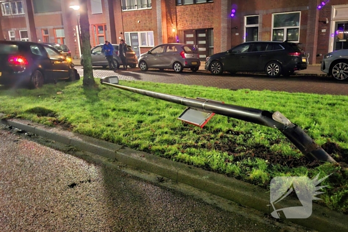 Auto vliegt uit de bocht en rijdt lichtmast uit de grond