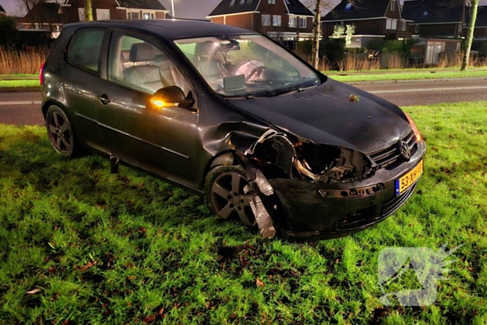 Auto vliegt uit de bocht en rijdt lichtmast uit de grond