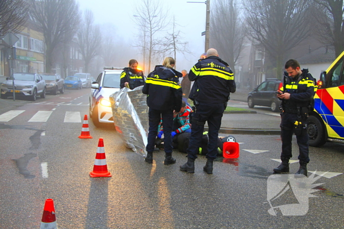 Motorrijder hard onderuit na rem actie fietsende schooljeugd