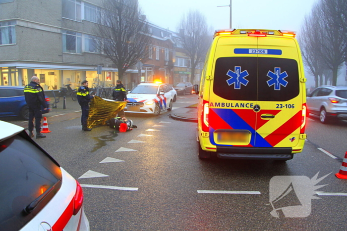 Motorrijder hard onderuit na rem actie fietsende schooljeugd