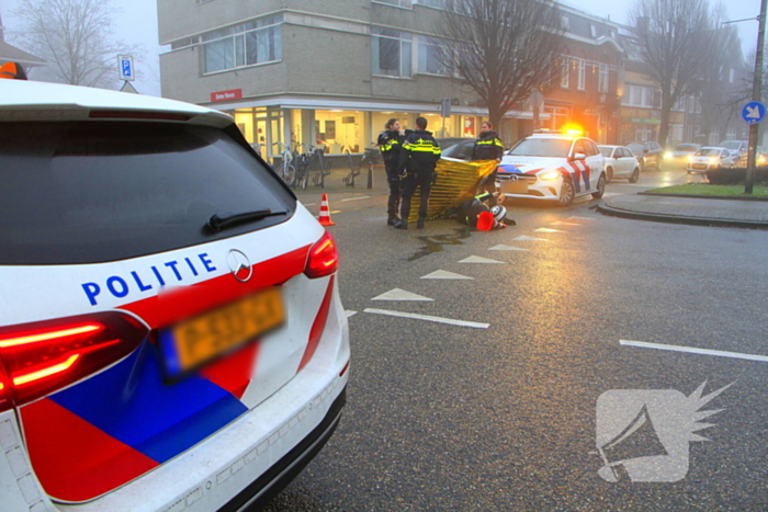 Motorrijder hard onderuit na rem actie fietsende schooljeugd