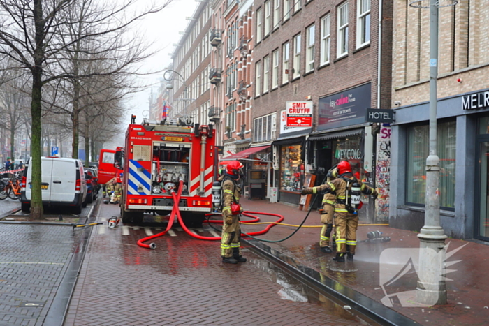 Brandweer haalt zwaargewond persoon uit brandend appartement