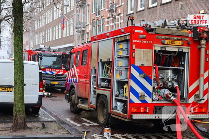 Brandweer haalt zwaargewond persoon uit brandend appartement