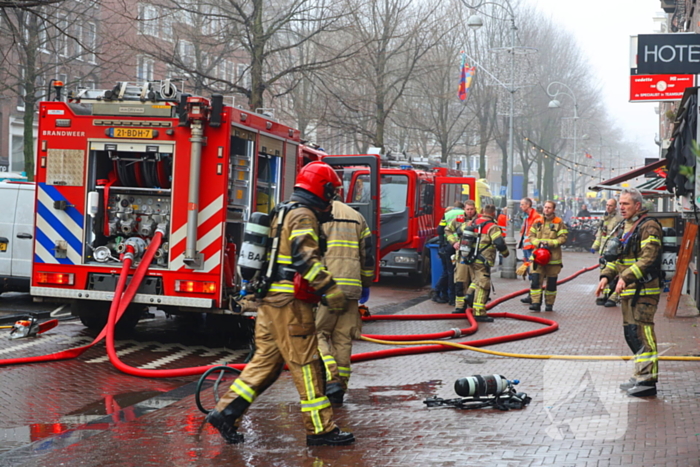 Brandweer haalt zwaargewond persoon uit brandend appartement