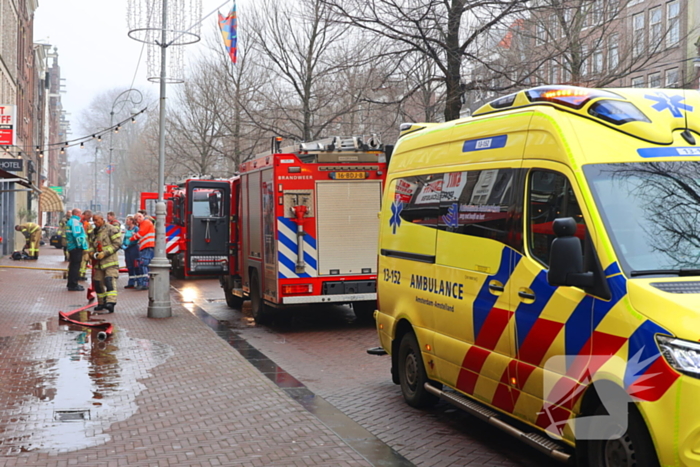 Brandweer haalt zwaargewond persoon uit brandend appartement