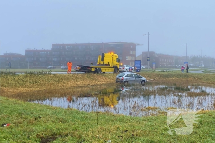 Auto raakt van de weg