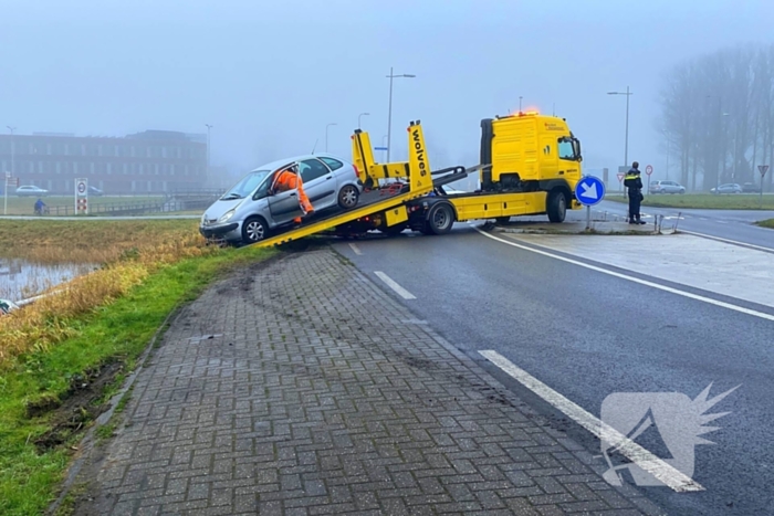 Auto raakt van de weg