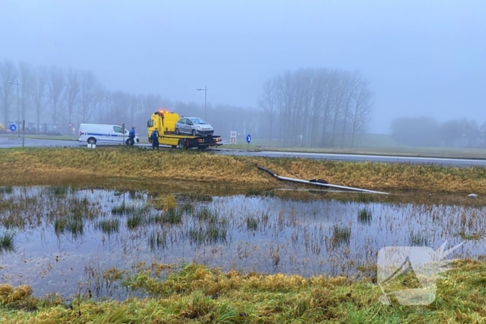 Auto raakt van de weg