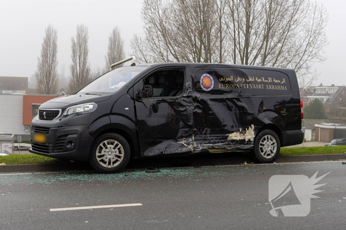 Forse schade na botsing met vrachtwagen