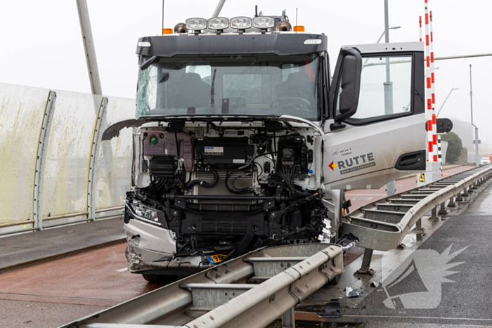 Forse schade na botsing met vrachtwagen