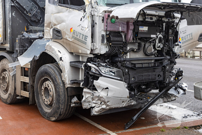 Forse schade na botsing met vrachtwagen