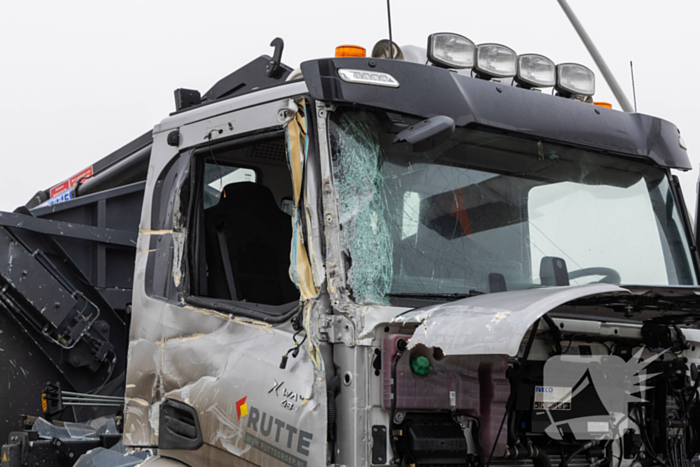 Forse schade na botsing met vrachtwagen