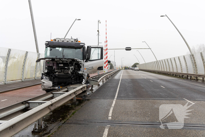 Forse schade na botsing met vrachtwagen