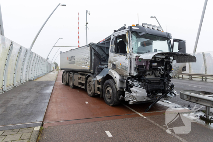 Forse schade na botsing met vrachtwagen