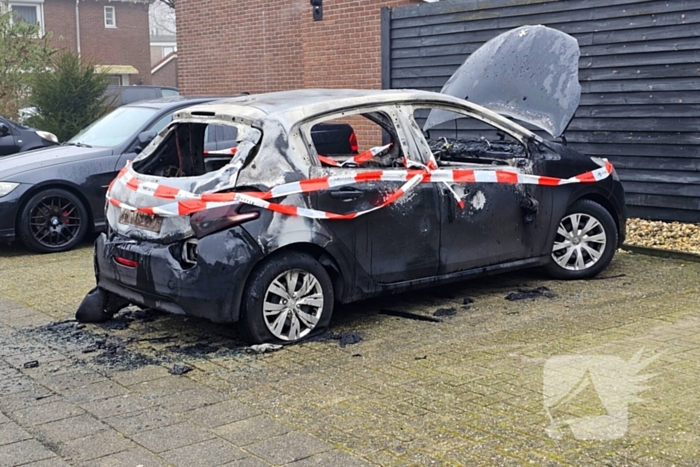 Politie zoekt getuigen na autobrand