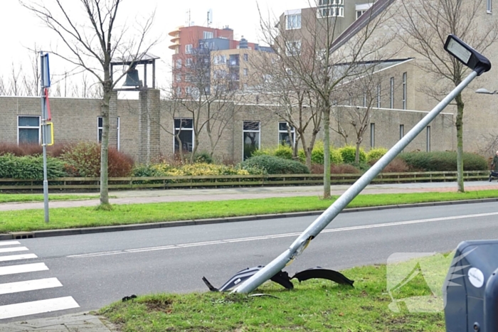 Bestuurder rijdt lantaarnpaal uit de grond