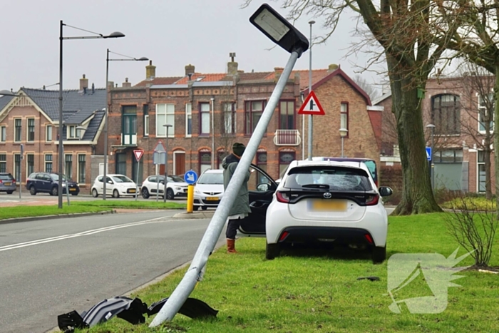 Bestuurder rijdt lantaarnpaal uit de grond