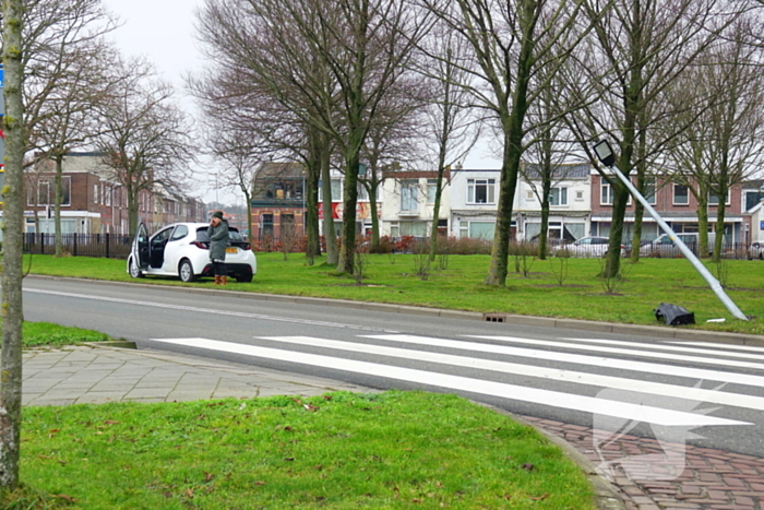 Bestuurder rijdt lantaarnpaal uit de grond