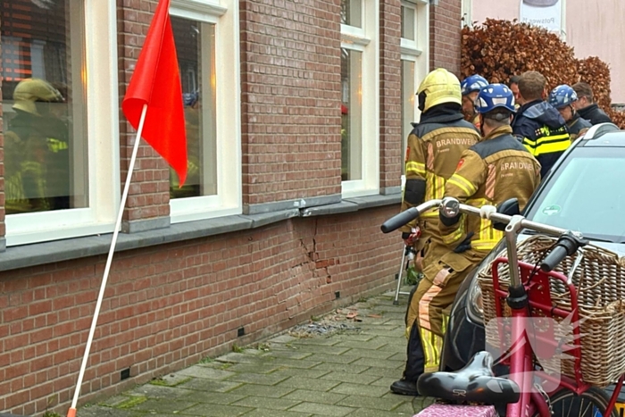 Automobilist rijdt tegen geparkeerde auto en woning aan