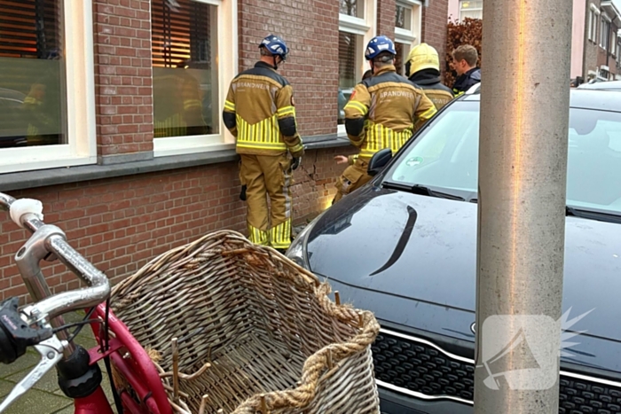 Automobilist rijdt tegen geparkeerde auto en woning aan