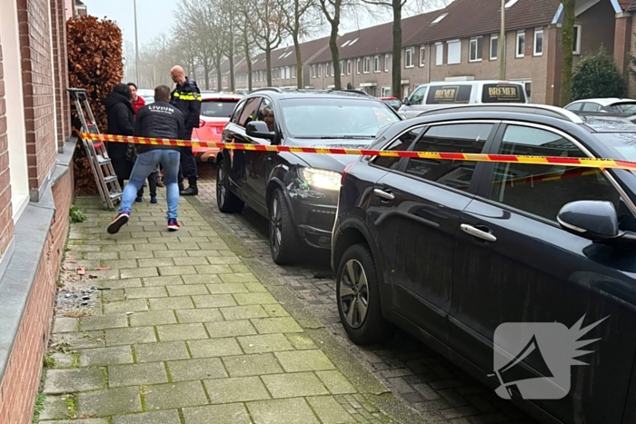 Automobilist rijdt tegen geparkeerde auto en woning aan