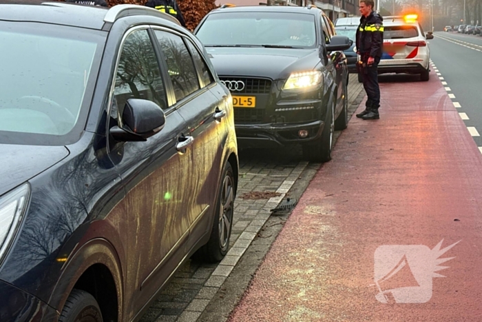 Automobilist rijdt tegen geparkeerde auto en woning aan