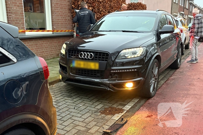 Automobilist rijdt tegen geparkeerde auto en woning aan